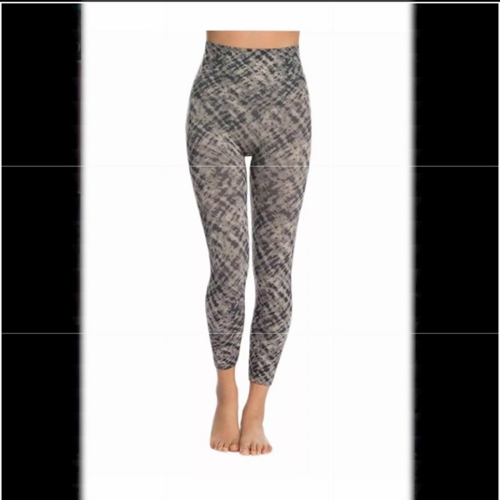 NWT SPANX Look At Me Now Cropped Seamless Leggings